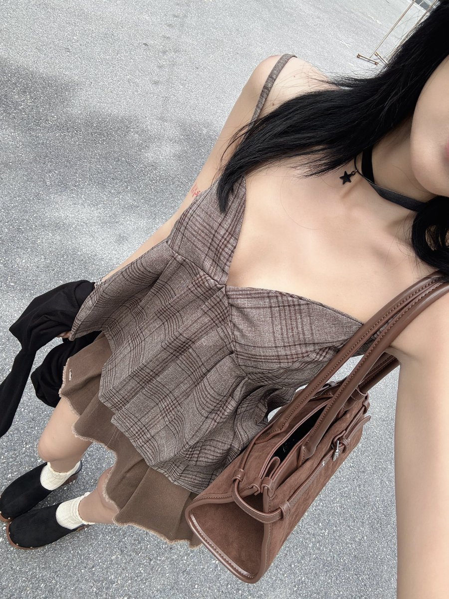 ootd สีน้ำตาลน่ารักอีกแล้ว 🫶🏻 สายเดี่ยวลายสก็อตของ matchbox เอามาใส่กับกระโปรงน้ำตาลของ umore.made = super cuteeee