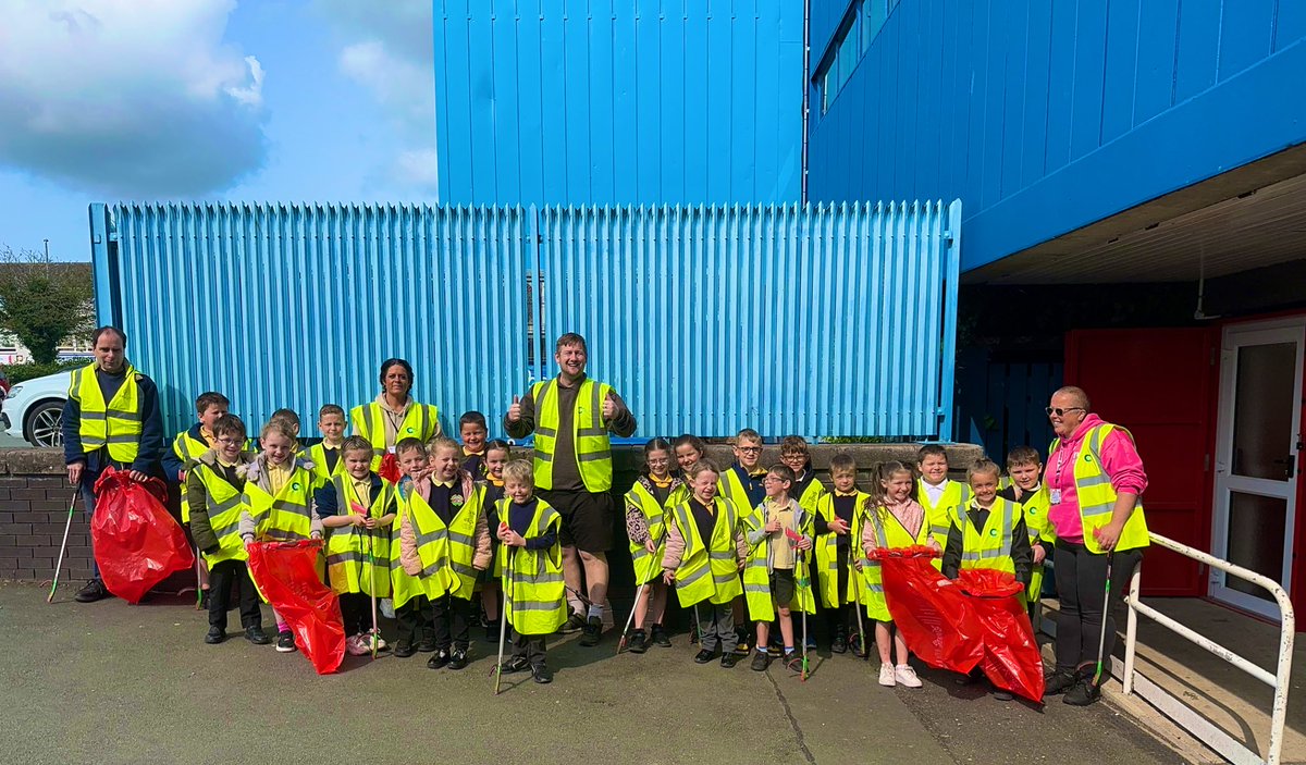 Cefn Community Council (@cefncouncil) on Twitter photo Big thanks to Donna (AVOW) & <a href="/ArePlas/">We Are Plas Madoc</a> for inviting Cllr Paul Blackwell & <a href="/AndrewRuscoe/">Andrew Ruscoe ⚽️</a> to the Plas Madoc litter pick!
Huge shoutout to Ysgol Rhosymedre pupils – true community stars! Let’s keep Plas Madoc clean & green!
#CefnCommunityCouncil #LitterPick #CommunitySpirit Big thanks to Donna (AVOW) & <a href="/ArePlas/">We Are Plas Madoc</a> for inviting Cllr Paul Blackwell & <a href="/AndrewRuscoe/">Andrew Ruscoe ⚽️</a> to the Plas Madoc litter pick!
Huge shoutout to Ysgol Rhosymedre pupils – true community stars! Let’s keep Plas Madoc clean & green!
#CefnCommunityCouncil #LitterPick #CommunitySpirit