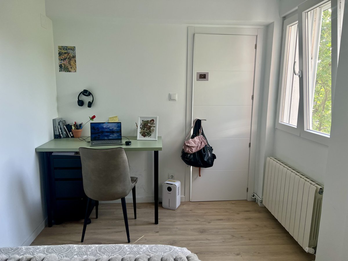 hola!! alquilo mi habitación en Madrid del 1 de julio al 15 de septiembre. está en la zona de Puerta del Ángel, a 5 minutos de la parada de metro (línea 6) y a otros 5 minutos de la de Lago (línea 10). Son 430€ al mes, compartid porfi!!💓💓