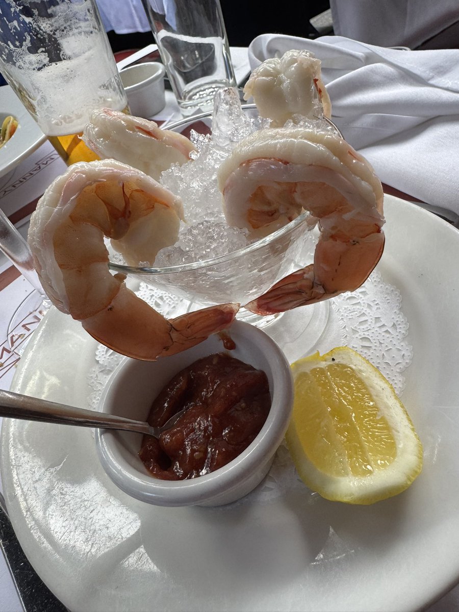 MannysBistroNY's tweet photo. Our midweek craving: The @mannysbistrony jumbo shrimp cocktail! Bon appetit … 🍽️
.
.
#mannysbistro #mannysbistrony #shrimp #shrimpcocktail #jumboshrimp #jumboshrimpcocktail #seafood #nyc #bonappetit #nomnom #nomnoms #newyork_ig #newyorkcity #newyork #uwsrestaurants #uwsnyc https://t.co/pfiu5p8sxH