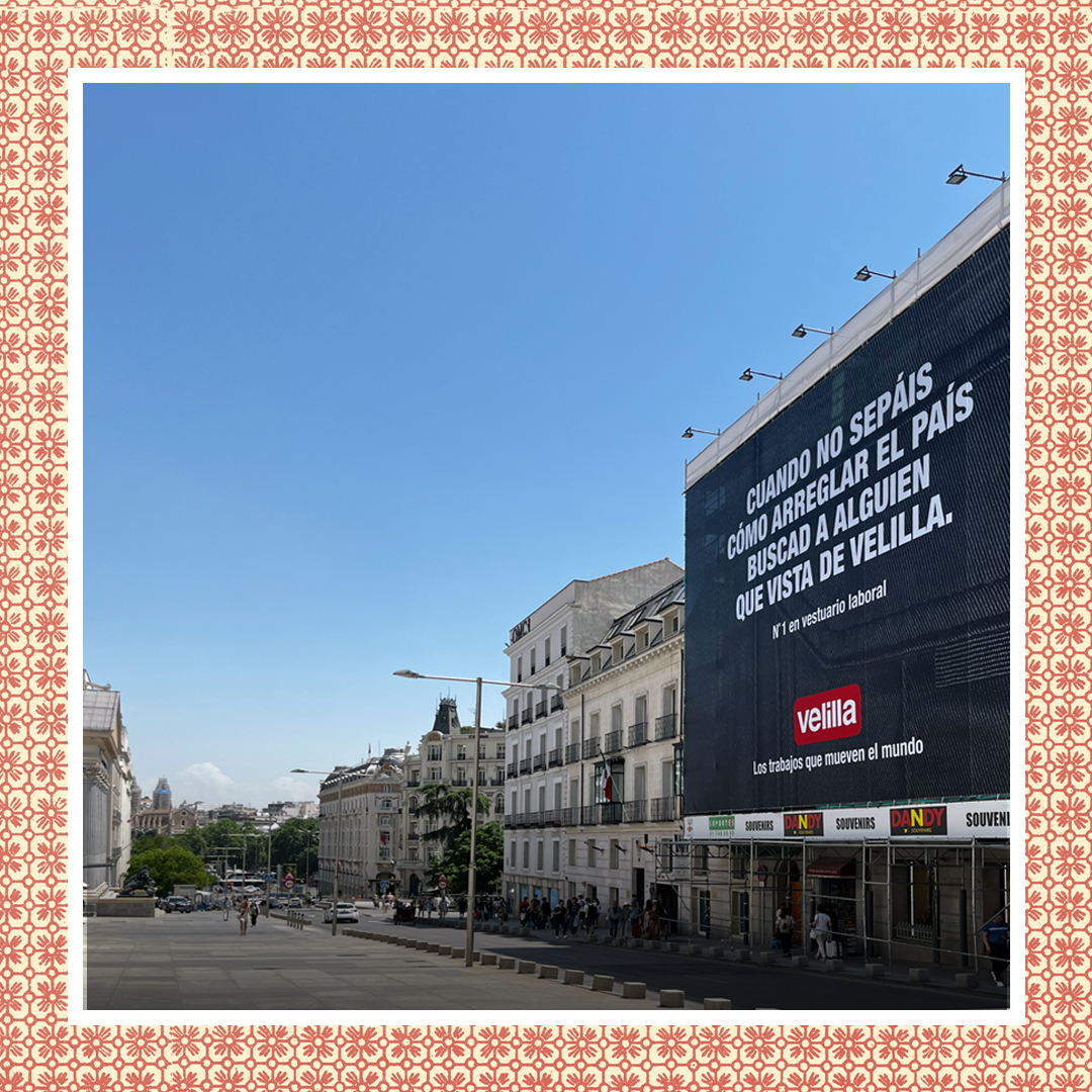 srarushmore's tweet photo. Sra Rushmore se estrena con Velilla, líder en vestuario laboral, con una lona frente al mismísimo Congreso de los Diputados. ¡Bienvenido! #LosQueMuevenElMundo https://t.co/Wh15EdzjTj