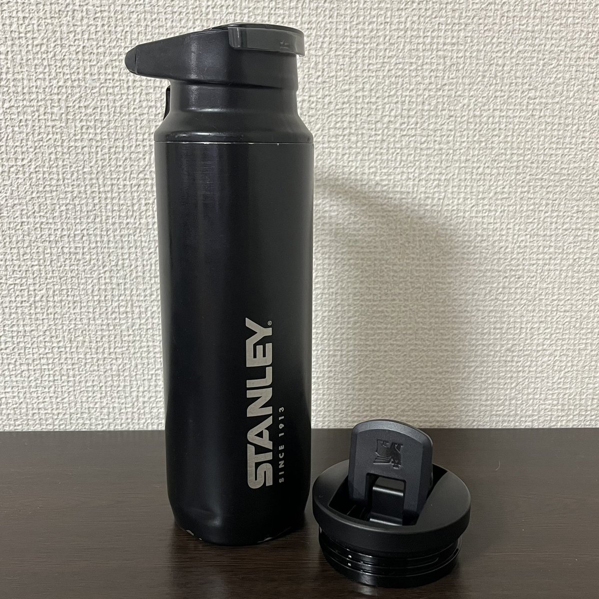 ponoponoemiri's tweet photo. 待ちに待ったリコールの蓋がやっと届いたのですが、全然違う形が届いた😭
スイッチバックが気に入っていたのに…リコールの品がこれということはスイッチバックの商品が再販されることはないってことなのかな…
スイッチバックの商品をまた発売して欲しいです!!!
#星野源
#スタンレー
#STANLAY https://t.co/8uS7EPa745