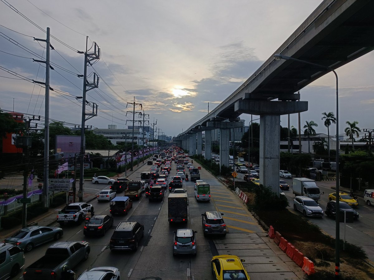 nuiparkpoom's tweet photo. @fm91trafficpro @js100radio 
ถนนแจ้งวัฒนะขาออก
หน้าบริษัทไปรษณีย์ไทยจำกัด 
วันนี้ไม่มีฝน https://t.co/vgdcUpKSkm