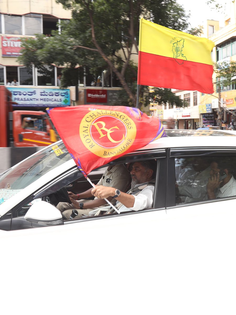 DCM DK Shivakumar extends warm welcome to RCB team at HAL Airport after landing in Bengaluru after winning IPL trophy...

<a href="/imVkohli/">Virat Kohli</a>
<a href="/RCBTweets/">Royal Challengers Bengaluru</a>
<a href="/DKShivakumar/">DK Shivakumar</a>

#RCB
#ViratKohli𓃵 #DKShivakumar #ViratKohli #RCBForever #Bengaluru #Trending