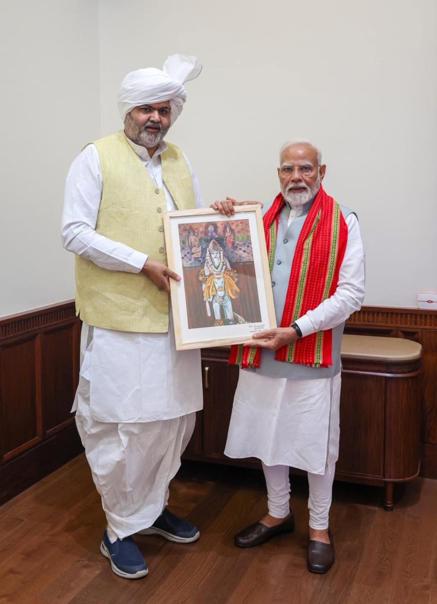 प्रधानमंत्री श्री नरेन्द्र मोदी से मिलकर श्री दादा देव महाराज जी कि तस्वीर भेट कि साथ ही दिल्ली देहात के विभिन मुद्दों पर चर्चा हुई ।
