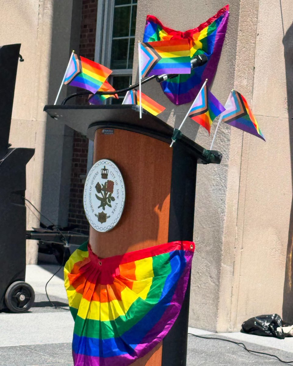 Lynn Schulman 舒曼琳 (@lynn4nyc) on Twitter photo The Queens Pride March was Sunday, and Queens Pride continued yesterday with the raising of the Pride flag at Queens Borough Hall. Thx to <a href="/QnsBPRichards/">Queens Borough President Donovan Richards</a> for seeing us, and supporting the LGBTQ+ community during Pride and every day.
#HappyPride 🌈 The Queens Pride March was Sunday, and Queens Pride continued yesterday with the raising of the Pride flag at Queens Borough Hall. Thx to <a href="/QnsBPRichards/">Queens Borough President Donovan Richards</a> for seeing us, and supporting the LGBTQ+ community during Pride and every day.
#HappyPride 🌈