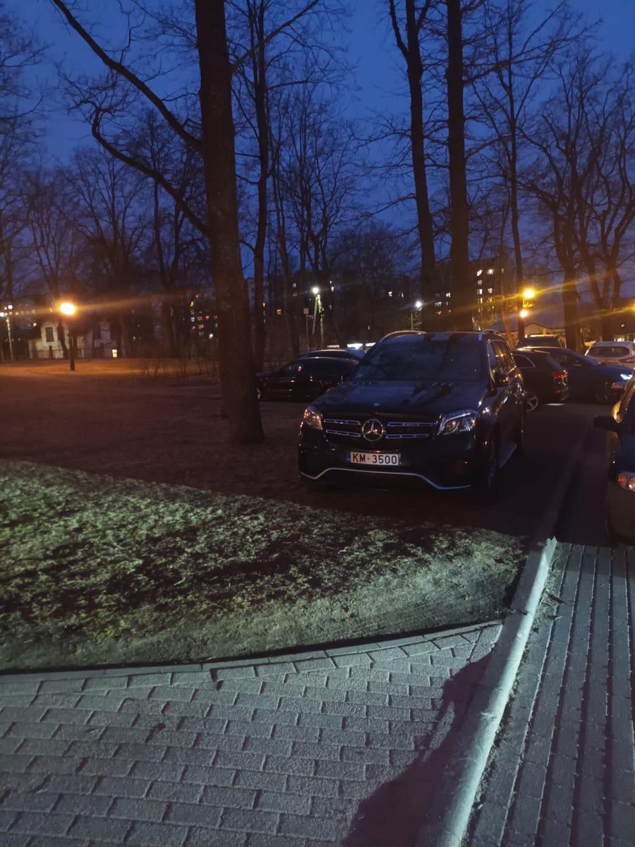 AndisBalins's tweet photo. Vēlētājs man atsūtīja bildīti. Šādi @SlesersAinars parkojas. Zālītē. Aināram grūti pāris metrus noiet. Bet trakākais, ka šādi wannabe mērs izrāda necieņu pret cilvēkiem, kuri uzkopj un uztur kārtībā mūsu Rīgas parkus! Noteikumi attiecas uz visiem! Arī uz traktoriņiem. https://t.co/E3x4YT5Fy2