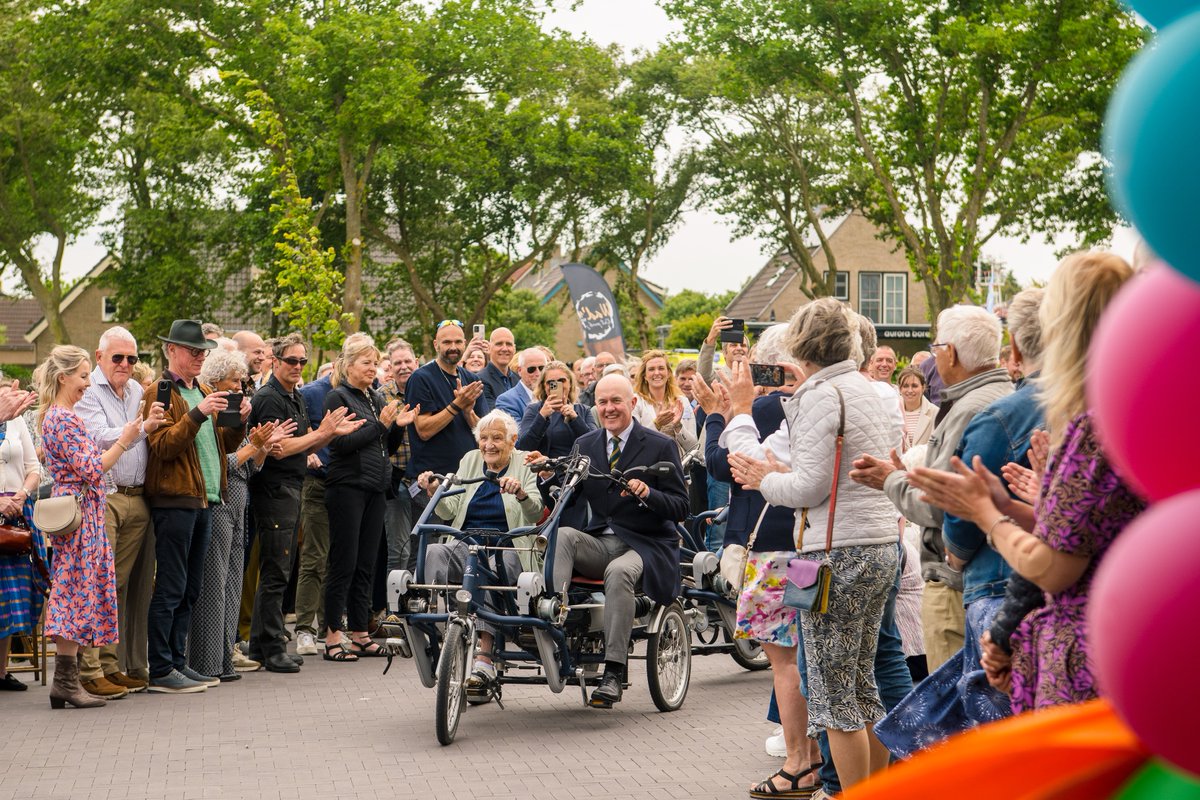 Feestelijke opening woon-zorgcomplex Ambla op 80-jarige Bevrijdingsdag Ameland!
Commissaris van de Koning Arno Brok en bewoner Ambla fietsten symbolisch door een lint. 
De Commissaris bezocht ook activiteiten rond 80 jaar bevrijding. Lees meer via bit.ly/3Hj80L0