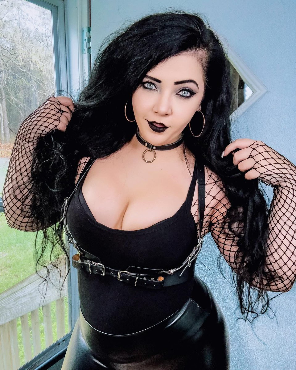 Looking like I hexed your whole bloodline and still made it cute #gothstyle #altbaddie #spookybabe #curvypawg #goth