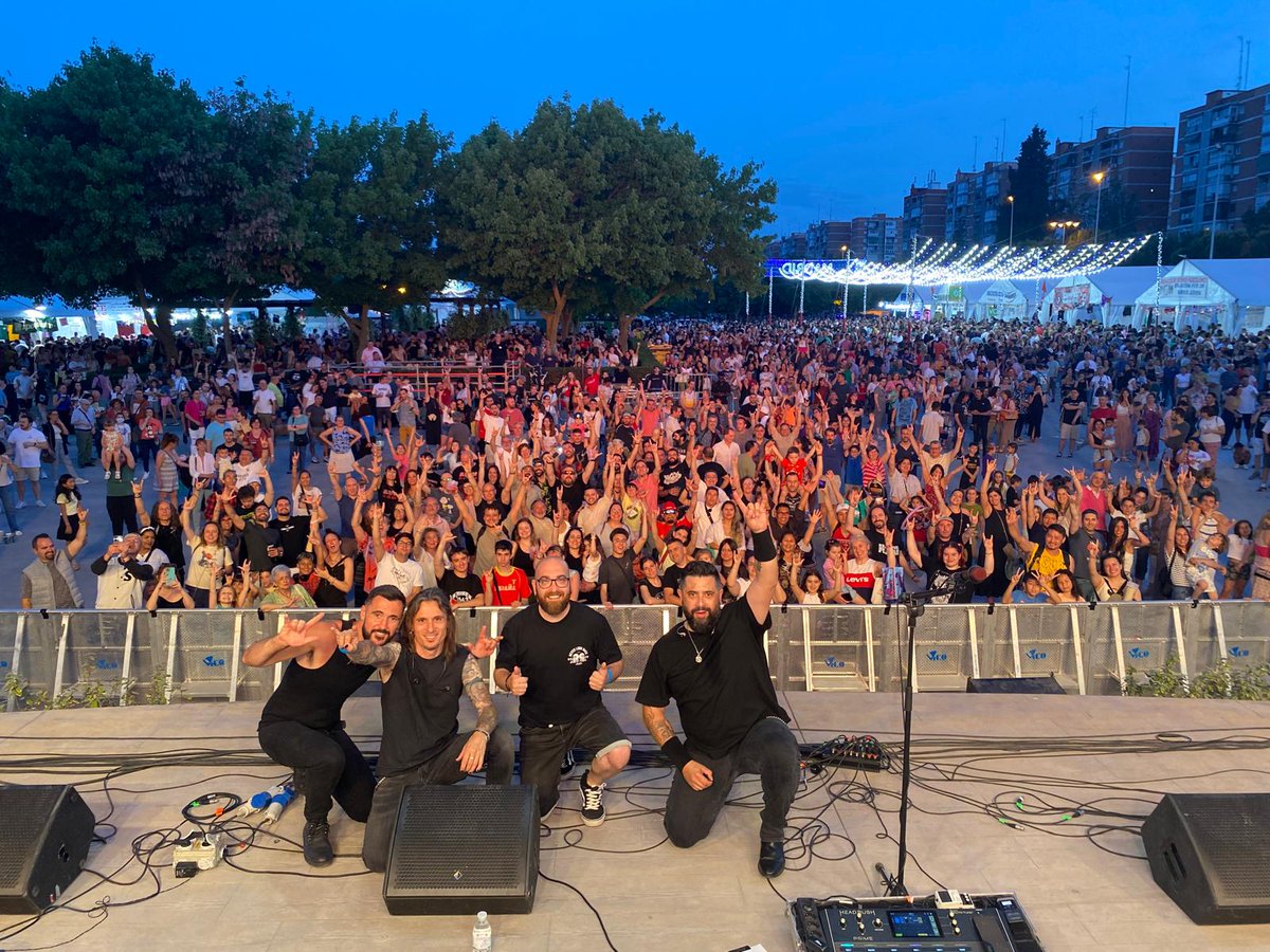💥 ALUCHE, INCREÍBLE 💥
Así cerramos el sábado: con tod@s alzando los cuernos.
Gracias por el calor, la energía y por llenar de rock el recinto.
A la organización y al equipo técnico: ¡gracias por todo! 🖤

#romeooficiales #FiestasDeAluche #RomeoEnDirecto #RockEnVivo