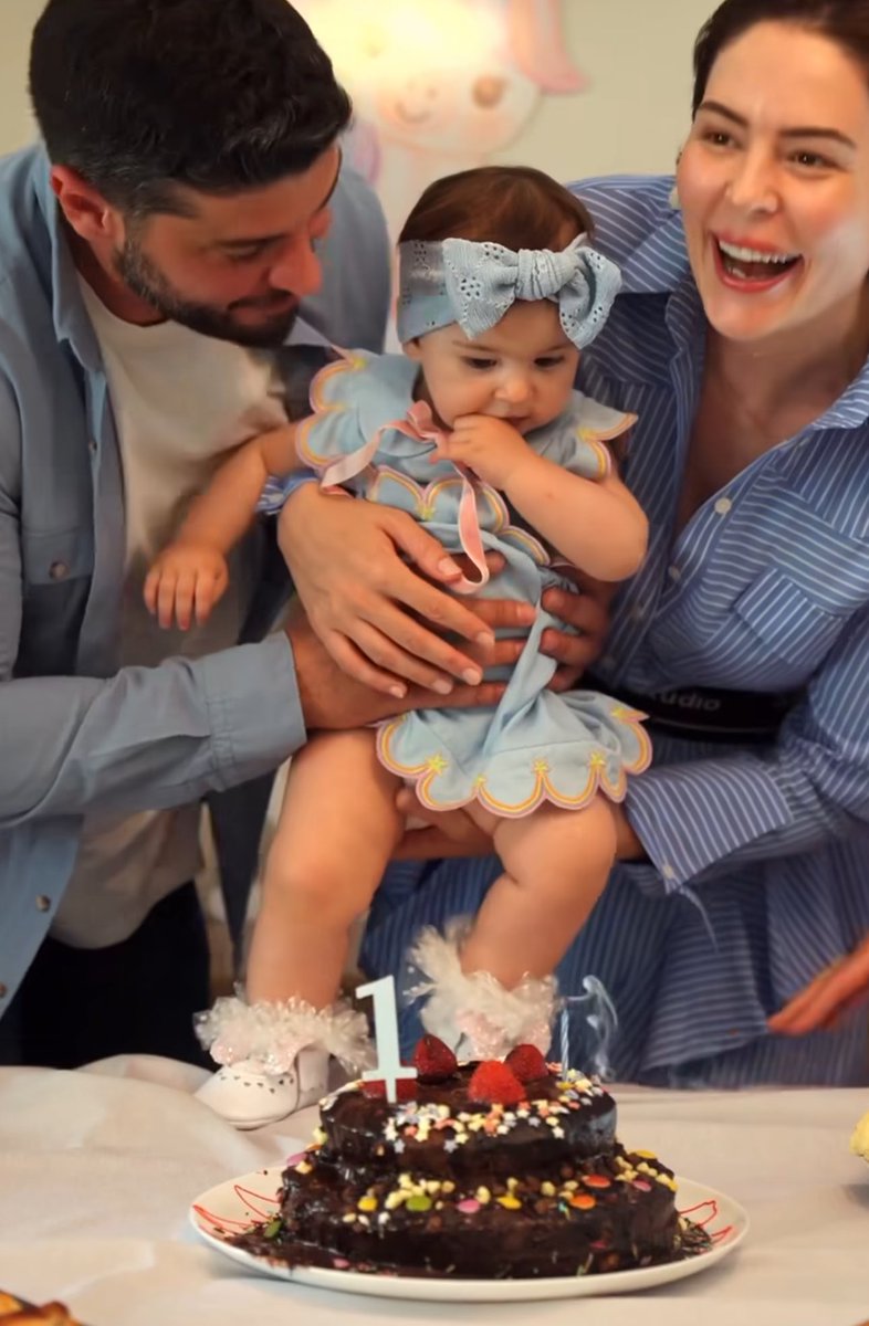 ayy berk oktay kızının ilk yaş günü pastasını kendi elleriyle hazırlamis şöyle abartısız sade aile içi kutlamaları görünce gözümüz gönlümüz açılıyor vallahi