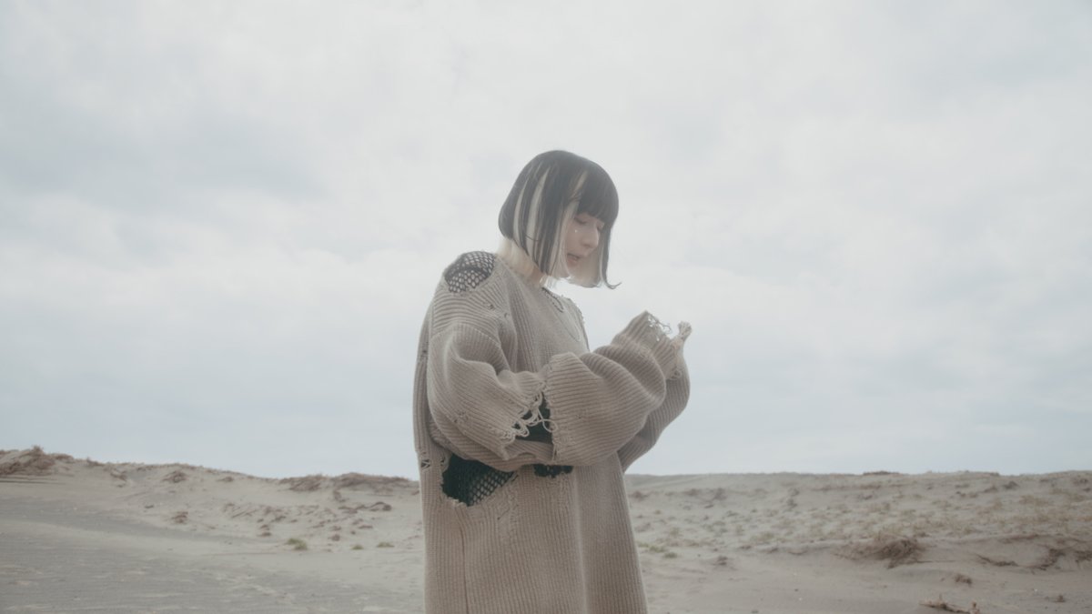 ほい！majikoさんによる「Q」のビデオをつくりました！誰かに会うための想いが歌われる以上、映像中で誰かに会わせるわけにゆかないため、6作目にしてついに、majikoさんしか出てこない「ひとりぼっち」MVです！「劇場版マジコ」を感じる壮大なものになったと思うっ。ぜひっ。
youtube.com/watch?v=ytQlSg…
