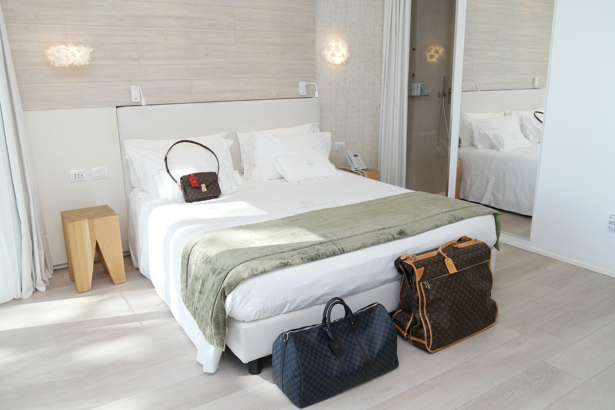 Schönes, helles Superior-Zimmer mit traumhaftem Meerblick und Balkon im 5-Sterne-#Luxus-#Hotel The Sense Experience Resort

Komfortables Queen Size Bett, weiße Einrichtung mit hellgrauem Holz. Am Meer in der Toskana! 

Lies meinen Artikel <a href="/DR_FALK_URLAUB/">DR. FALK URLAUB & REISEN REISEMAGAZIN</a> &gt; dr-falk-urlaub-reisen.de/blog/unterkunf…