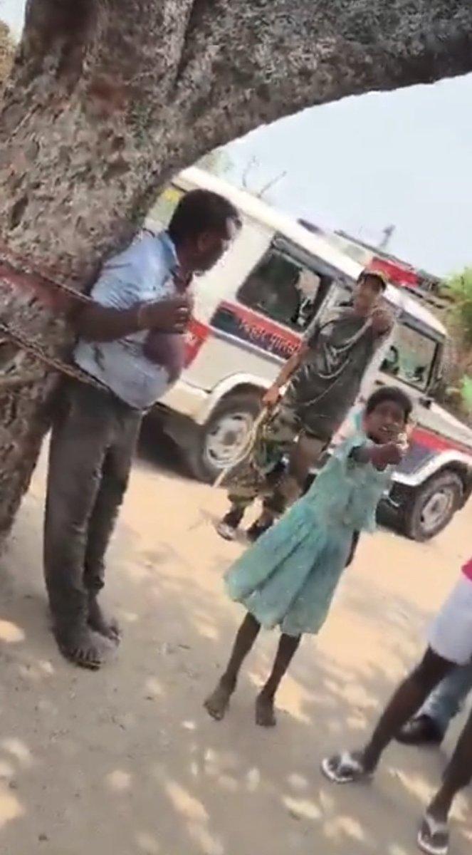 Ashish Kumar Yadav (@ashishky97) on Twitter photo <a href="/KraantiKumar/">Kranti Kumar</a> बहुत भयावह !!
बिहार के गया में एक रेप पीड़िता का इलाज करने पहुंचे डॉक्टर जितेंद्र यादव को रेपिस्ट और उनके साथियो ने पेड़ से बांधकर पीटा...
इन गुंडो से डर कर ग्रामीण मूकदर्शक बन गए और कुछ ने छुप कर वीडियो बना लिया <a href="/KraantiKumar/">Kranti Kumar</a> बहुत भयावह !!
बिहार के गया में एक रेप पीड़िता का इलाज करने पहुंचे डॉक्टर जितेंद्र यादव को रेपिस्ट और उनके साथियो ने पेड़ से बांधकर पीटा...
इन गुंडो से डर कर ग्रामीण मूकदर्शक बन गए और कुछ ने छुप कर वीडियो बना लिया