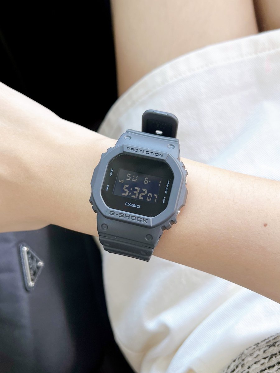 moonmoonreview's tweet image. เท่ปะล่ะ G-SHOCK รุ่นนี้คือเท่จริง แล้วเข้ากับลุคง่ายกว่าที่คิดมากกกกก ตัวสายเรซิ่นสีดำ หน้าปัดดิจิตอล ข้อมือเล็กๆใส่แล้วไม่ดูใหญ่ไป ทางนี้ใส่แล้วดูคูล เท่ๆ ทะมัดทะแมงขึ้นเลย ไม่หวานไปอะ ใส่ได้ทุกวัน คิดอะไรไม่ออกใส่เรือนนี้คือจบ เป็นรุ่นที่ต้องมีจริงๆๆๆๆ 🖤 #EverydayLook #Casio