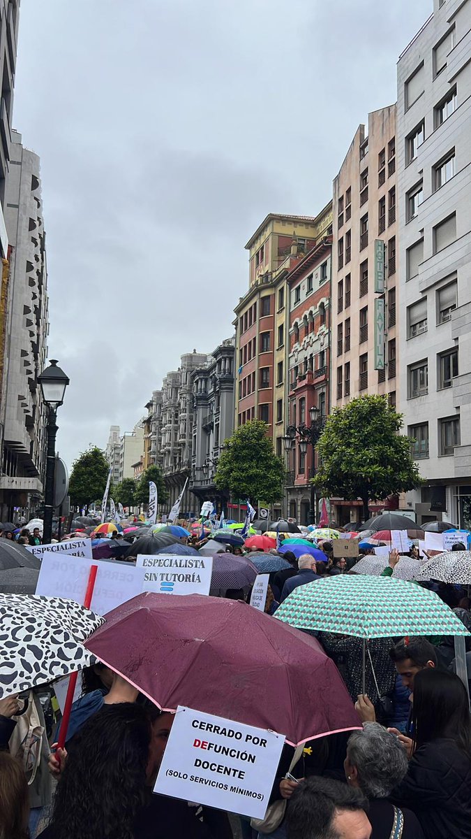 cludyssky's tweet photo. #huelgadocenteasturiana Hoy es un día importante para los docentes de Asturias , contenemos la respiración mientras @GobAsturias negocia con OOSS. https://t.co/byS5KaKcnL