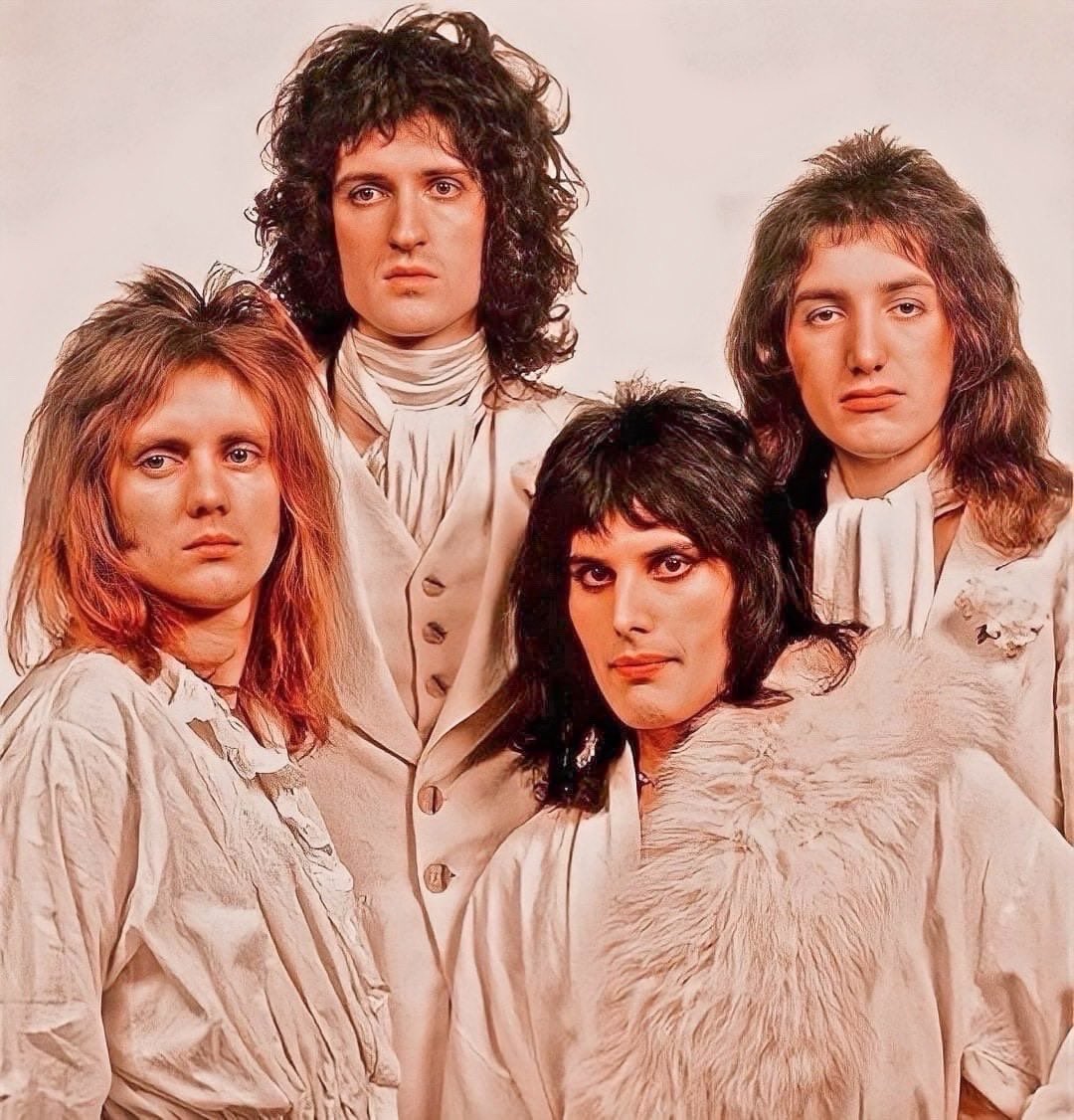 Have a lovely Wednesday everyone 
#Queen 🤍🤍🤍🤍