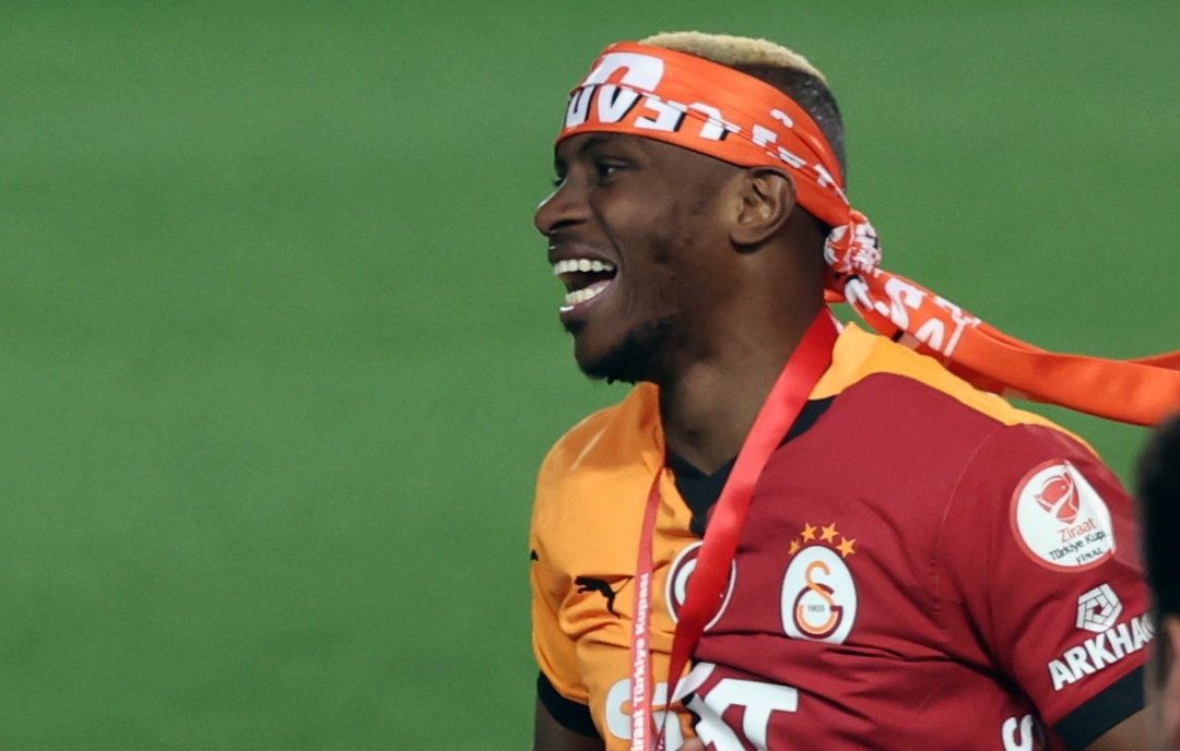 Osimhen kararsızmış, karar vermesini sağlayalım. #StayWithUsVictorOsimhen