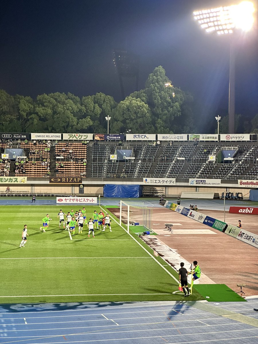 どちらを応援するとかではないけど、磐田サポの先輩と湘南サポの先輩に挟まれて、ルヴァン観戦。笑