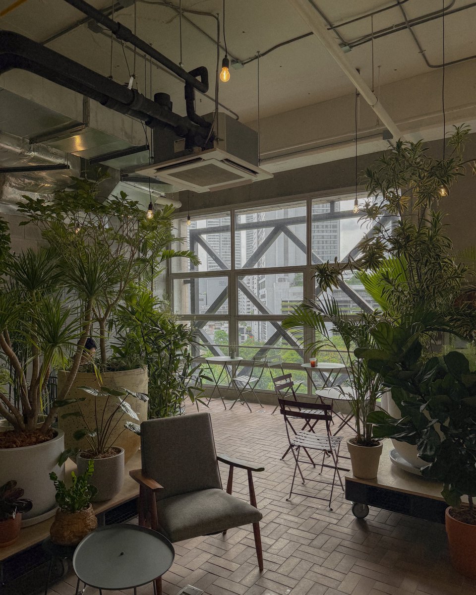 Friend Friend 🪴💡☕️ : เปลี่ยนลานจอดรถเป็นคอมมูนิตี้แสนเก๋ ใจกลางสุขุมวิท ที่ด้านในประกอบไปด้วยคาเฟ่ที่เสิร์ฟกาแฟจาก sauce coffee มีร้านดอกไม้ ร้านอาหารและ Grocery รวมไปถึงโซนจัดแสดงงานศิลปะ ที่นั่ง indoor / outdoor (ฝั่ง outdoor ได้วิวสวนเบญจสิริด้วยน้า สวยเลย) ในโซนขายของชำทาง