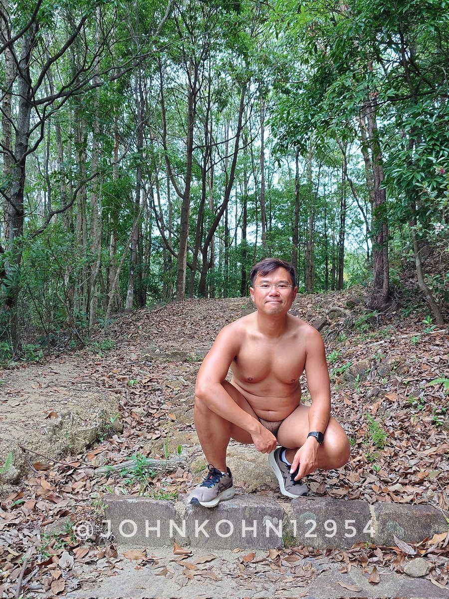 約翰在野外中出 現了。 😂
（中文真係一種好神奇的語言，試下重組以上句子  🤭💦）