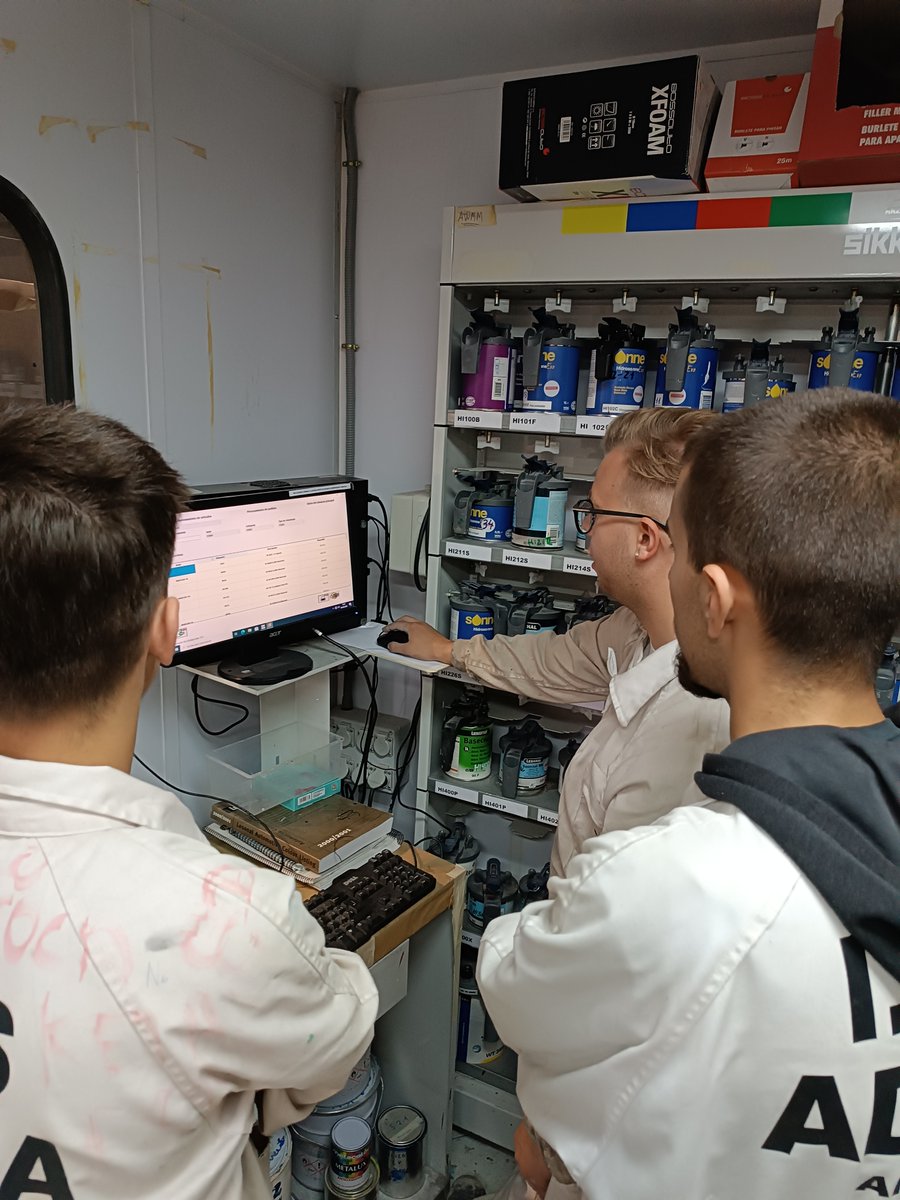 Los alumnos de Carrocería hacen prácticas con la nueva adquisición de este curso un espectrofotómetro.
#somosadaja #somoseducacyl #AprenderHaciendo