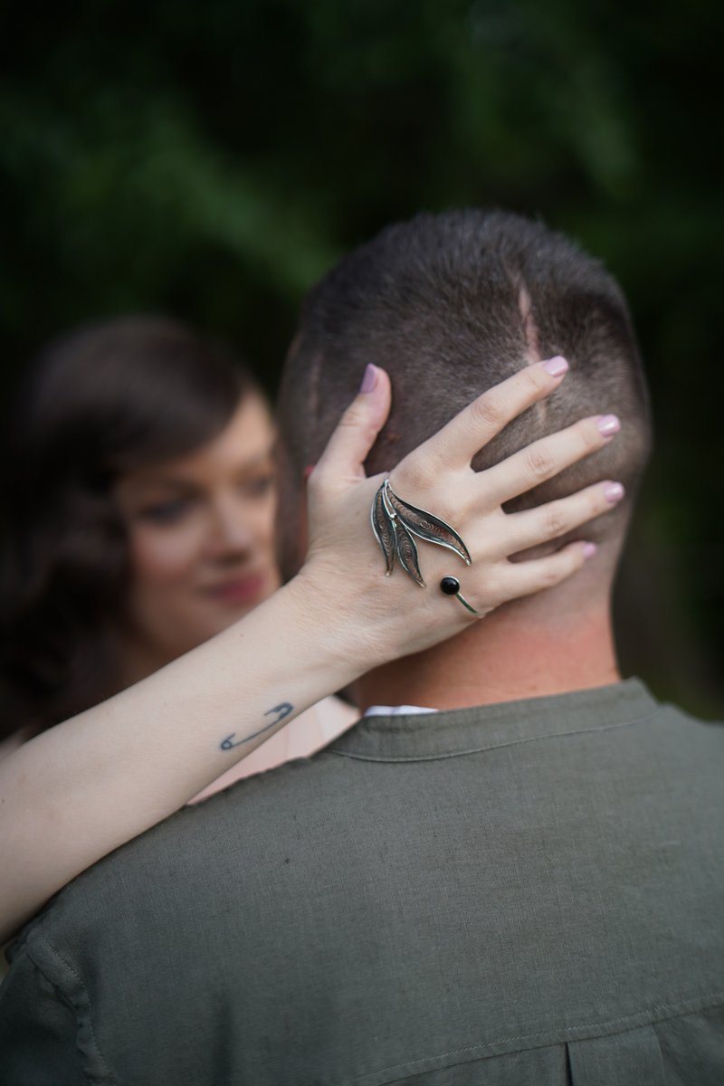 Сабајлево, додека се спремав за на работа, помислив дека треба да речам благодарам на секој еден од вас кој пиша нешто на денот кога објавив дека се женам. И во ист момент кога тоа го помислив, стигна и пишаново од Ана Бунтеска како посебен вид честитка. Го препрочитав 2-3 пати