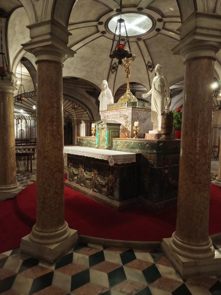 annaforev's tweet image. Qui si che c'è fresco.
#cripta
#cattedralediSantandrea
#Mantova