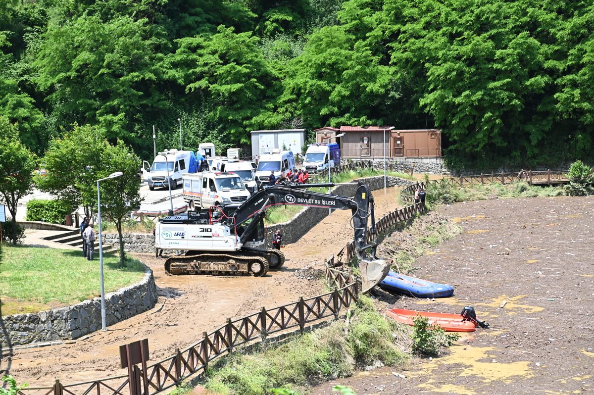 Trabzon İlimizin Ortahisar ilçesinde sağanak yağışlar sonrası yamaç suları, yüzeysel sular ve lokal heyelanlar sonucu meydana gelen olumsuzluklara karşı Trabzon Büyüksehir Belediyesi'nin temizlik ve su tahliye çalışmalarına destek oluyoruz. Çalışmalarımız toplam 41 adet iş
