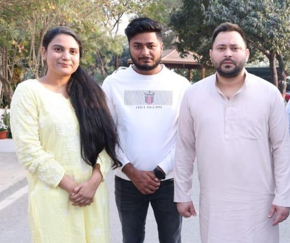 Pratik Patel (@pratikvoiceobc) on Twitter photo एक हिस्ट्रीशीटर ने महिला एक्टिविस्ट प्रियंका देशमुख जी का नंबर और उसकी बहन का दिल्ली का पता पब्लिक कर दिया।
कुछ उग्र गुंडों की भीड़ ने उनके घर को घेरकर बलात्कार और हत्या की धमकी दी।
हेलो <a href="/DelhiPolice/">Delhi Police</a> क्या महिलाओं की सुरक्षा अब ट्रोल आर्मी के हाथ में है ? एक हिस्ट्रीशीटर ने महिला एक्टिविस्ट प्रियंका देशमुख जी का नंबर और उसकी बहन का दिल्ली का पता पब्लिक कर दिया।
कुछ उग्र गुंडों की भीड़ ने उनके घर को घेरकर बलात्कार और हत्या की धमकी दी।
हेलो <a href="/DelhiPolice/">Delhi Police</a> क्या महिलाओं की सुरक्षा अब ट्रोल आर्मी के हाथ में है ?