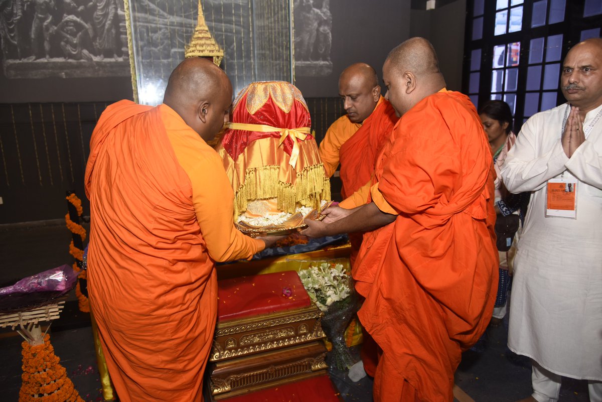 The holy relics of Lord Buddha have now begun their next sacred journey from the National Museum to Sarnath. DG Shri Gurmeet Singh Chawla joined this solemn occasion, honouring the timeless legacy of the Buddha and his message of peace.

#BuddhaRelics #NationalMuseumIndia