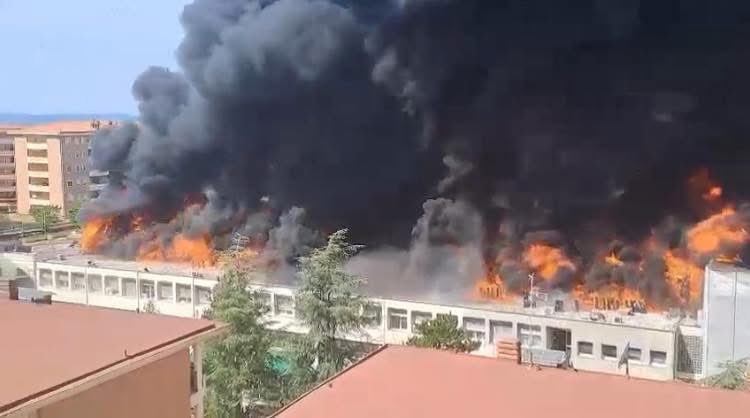 In queste ore il mio cuore è a #Viterbo dove le fiamme stanno distruggendo strutture e tecnologie dell’Università che oramai sento mia
Ancora più grande sarà l’amore per la nostra comunità studentesca e scientifica, ancora più forte sarà il legame con la città e tra noi #WeUnitus