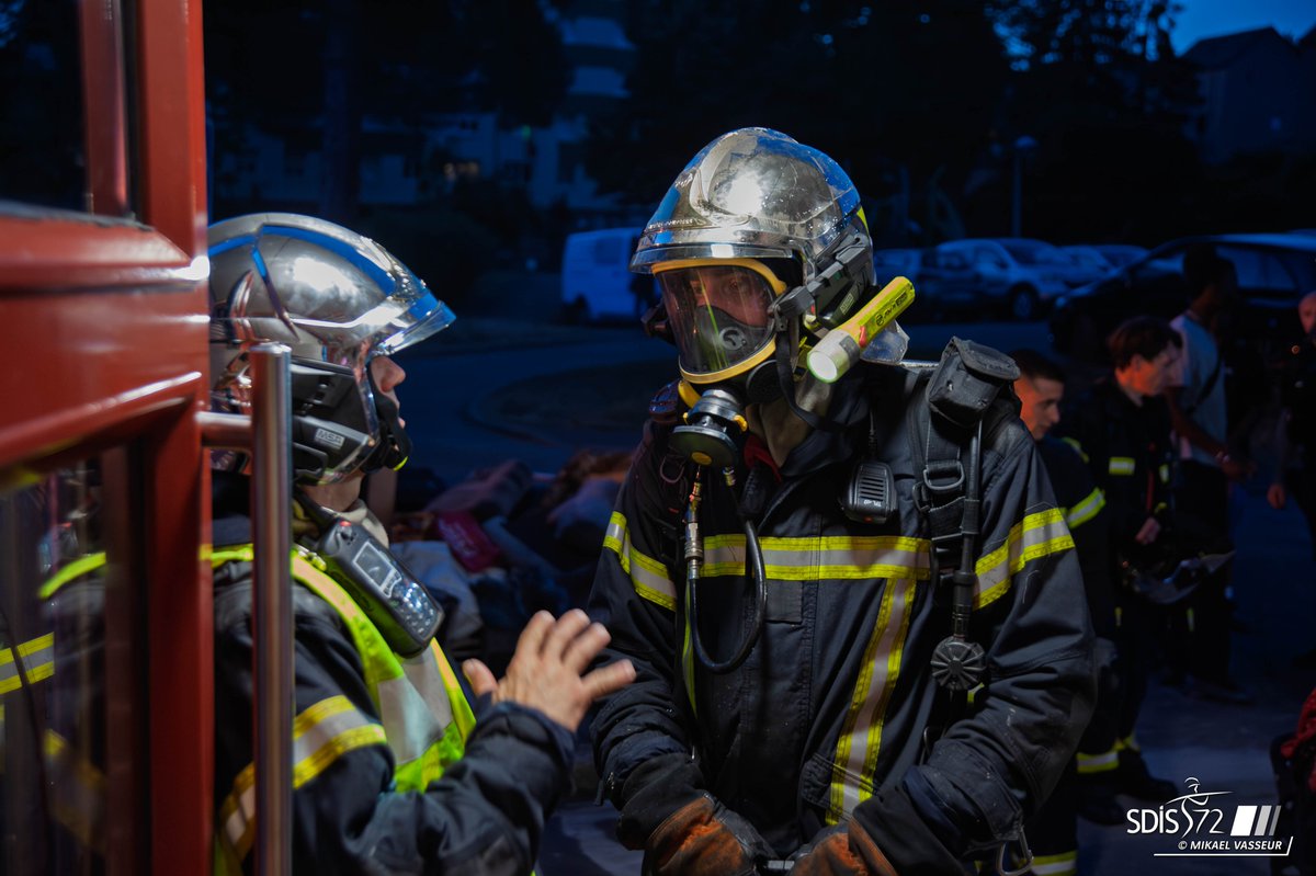 Ce vendredi 30 mai, un feu de cave s'est déclaré dans le quartier Saint-Pavin, au Mans.
Cette intervention a mobilisé 4 engins et 13 sapeurs-pompiers.
Grâce à une lance à incendie, le feu a rapidement été maîtrisé et éteint par nos sapeurs-pompiers sarthois.