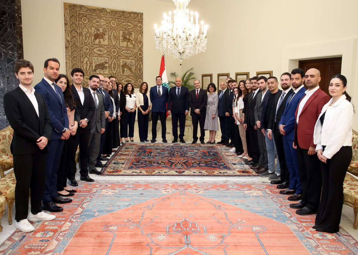 LBpresidency's tweet photo. رئيس الجمهورية لوفد من الشركات الناشئة والمنظمات الداعمة لها:
- غِنى لبنان في عقول أبنائه المبدعة، التي مكّنته من الصمود في أشدّ الأزمات.
- الفساد أوصل لبنان إلى ما هو عليه، ومن طرق مكافحته قيام حكومة رقمية وقضاء نزيه وعادل. https://t.co/cU2o4qkufy