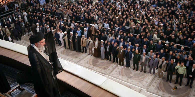 راهت رو با دل انتخاب کردیم، نه با شعار
#لبیک_یا_خامنه_ای