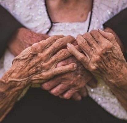 Bardzo mnie boli fakt wyśmiewania się i poniżania osób z podstawowym wykształceniem, które zagłosowały na Karola Nawrockiego. Historia i losy dziejowe sprawiły, że starsi ludzie po prostu nie mogli ukończyć "szkół wyższych". Ciężko pracowali przez całe życie, aby dobrze wychować