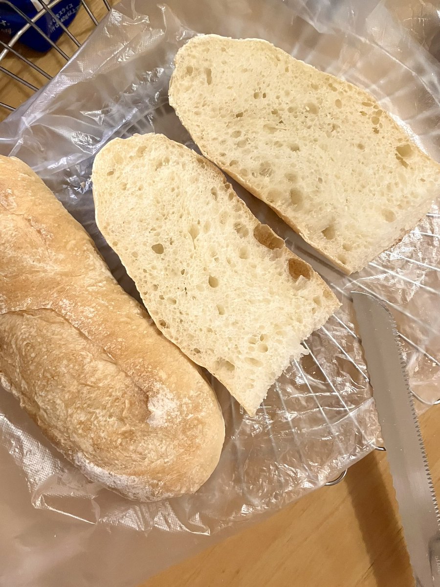 monkey_seven's tweet image. バケット（バタール）焼き🥖再び
良くなってきた。が、クラムが今ひとつ・・・。
次は、ベンチタイムと二次発酵の時間を少し長めにする。そしてクープの角度は浅く！

#パン作り好きな人と繋がりたい
#バケット　#手捏ねパン