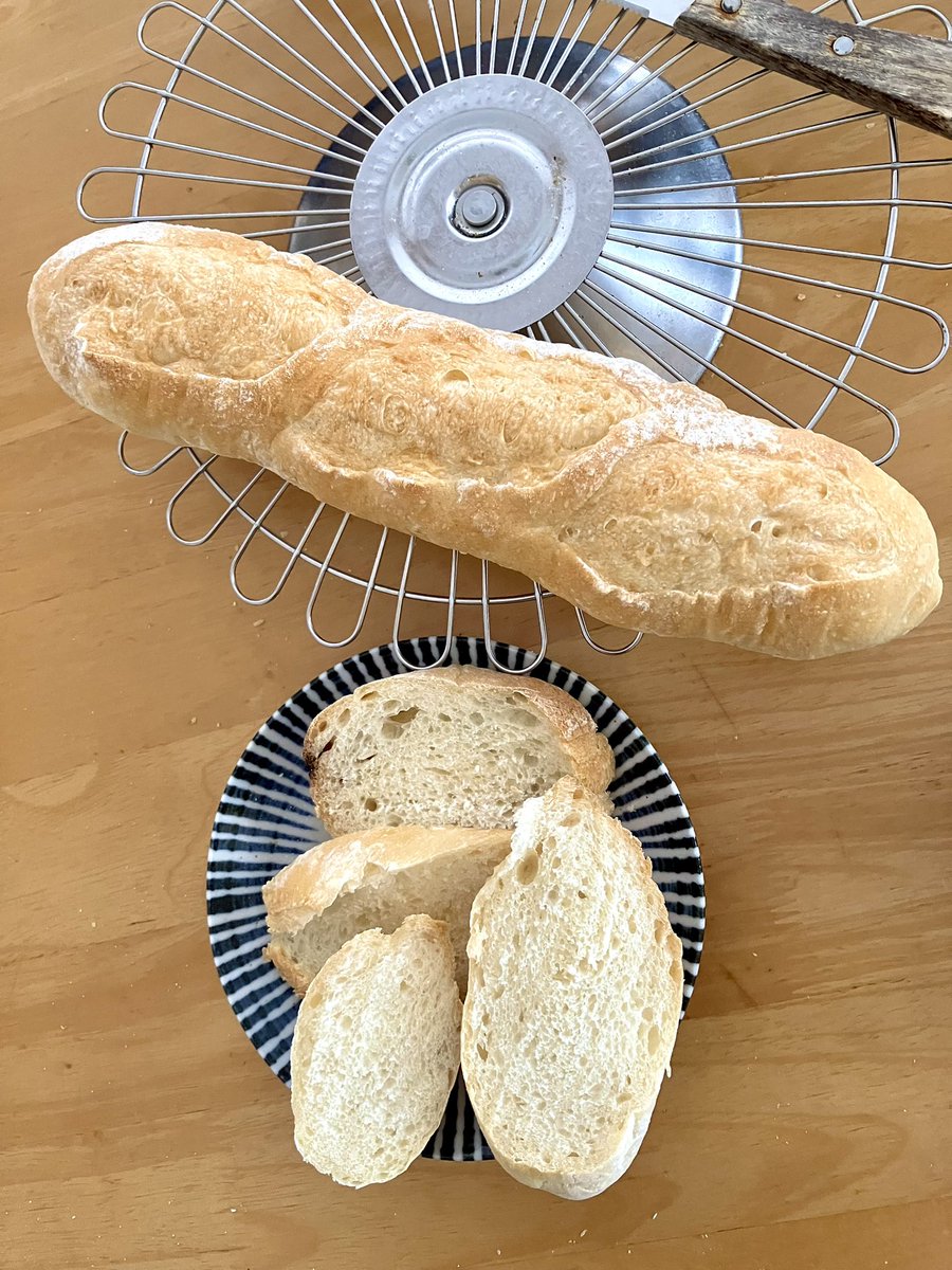 monkey_seven's tweet image. バケット（バタール）焼き🥖再び
良くなってきた。が、クラムが今ひとつ・・・。
次は、ベンチタイムと二次発酵の時間を少し長めにする。そしてクープの角度は浅く！

#パン作り好きな人と繋がりたい
#バケット　#手捏ねパン