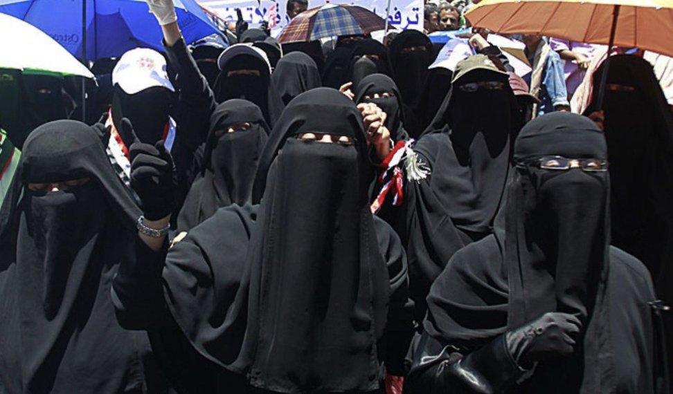 Martin Daubney 🇬🇧 (@martindaubney) on Twitter photo 🚨REFORM'S SARH POCHIN: IS IT TIME TO BAN THE BURKA?🚨
At PMQs just now: “To keep our streets safe, would the Prime Minister follow the example of France, Denmark, Belgium and others - and ban the burqa?"
Starmer was flustered - and would NOT answer
<a href="/SarahForRuncorn/">Sarah Pochin MP</a> will join 🚨REFORM'S SARH POCHIN: IS IT TIME TO BAN THE BURKA?🚨
At PMQs just now: “To keep our streets safe, would the Prime Minister follow the example of France, Denmark, Belgium and others - and ban the burqa?"
Starmer was flustered - and would NOT answer
<a href="/SarahForRuncorn/">Sarah Pochin MP</a> will join