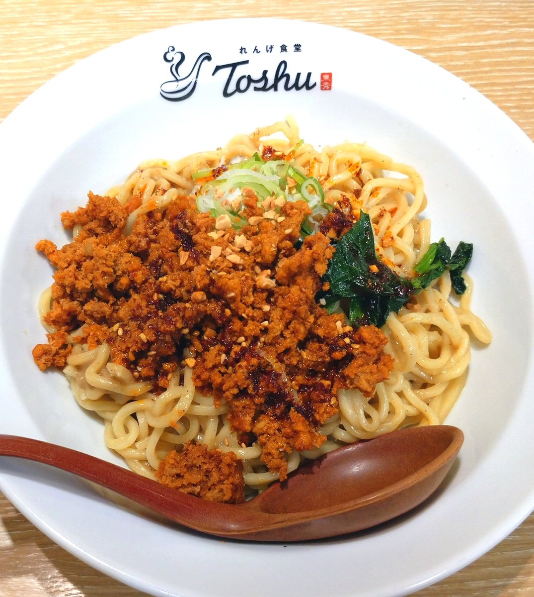 「れんげ食堂Toshu 宮崎台店」にて本日開始の「汁なし担担麺」。（神奈川県川崎市）

オリジン弁当でおなじみの東秀のお店でイオン系。麺は粘りと弾力のある良い食感。ひき肉豊富で麻辣スパイスが辛味と旨味を引き出す実力派。チェーン店でここまでやるか！の本格派。

美味しい逸品。🍜
ご馳走様。🙏