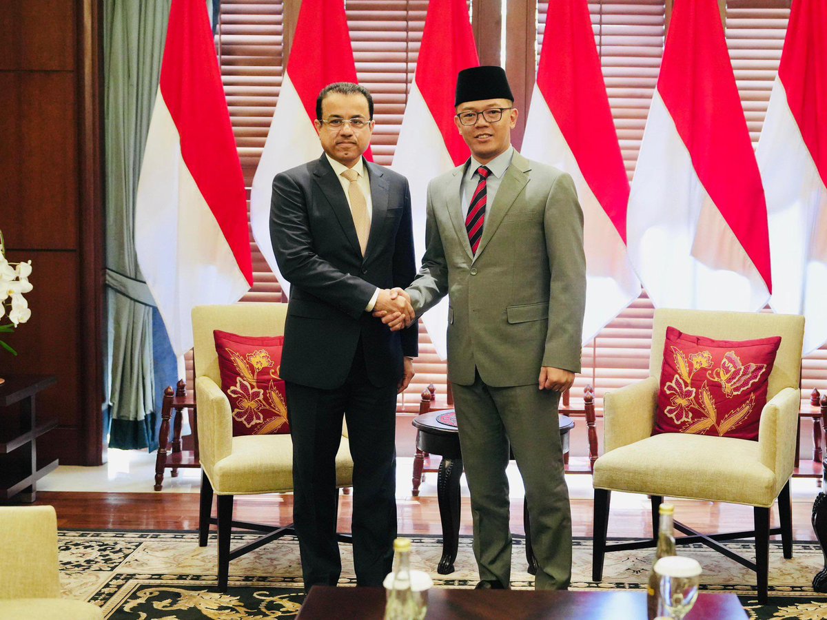 OmanEmbasJak's tweet photo. اجتمع سعادة السفير الشيخ رئيس البعثة بمعالي وزير الخارجية الإندونيسي. تم خلال اللقاء بحث أوجه التعاون الثنائي القائمة بين البلدين الصديقين وسبل تعزيزها. https://t.co/bfa6G61uhv