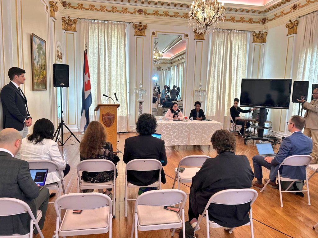 Johana Tablada de la Torre (@johanatablada) on Twitter photo 1/8 En encuentro con medios de prensa en la <a href="/EmbaCubaEEUU/">Embajada Cuba EEUU</a> explicamos cómo, desde el 20 de enero, EEUU refuerza la guerra económica vs Cuba con propósito deliberado destruir economía y deprimir nivel de vida de su población con fines desestabilización, injerencia y dominación. 1/8 En encuentro con medios de prensa en la <a href="/EmbaCubaEEUU/">Embajada Cuba EEUU</a> explicamos cómo, desde el 20 de enero, EEUU refuerza la guerra económica vs Cuba con propósito deliberado destruir economía y deprimir nivel de vida de su población con fines desestabilización, injerencia y dominación.
