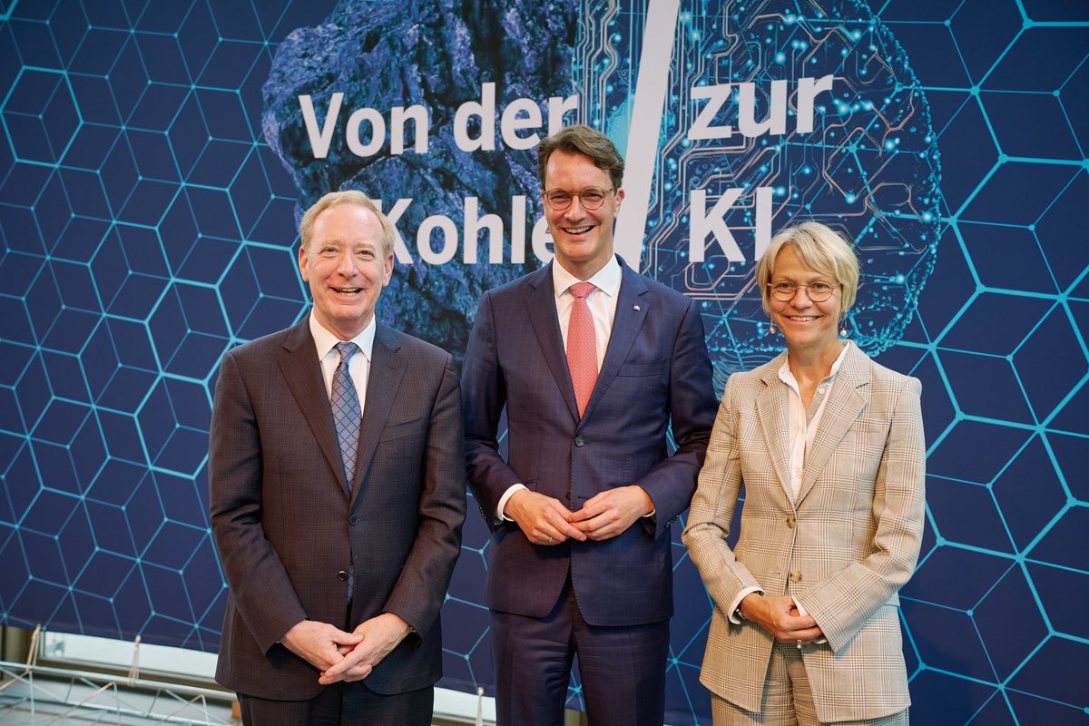 Der Schlüssel zu fairen Bildungschancen in einer digitalen Welt: Rund 200.000 Lehrkräfte sollen in #NRW mit der Skilling-Initiative für den Umgang mit #KI im Schulalltag qualifiziert werden – kostenfrei, technologieoffen &amp; plattformneutral. Der Start erfolgt im Schuljahr 2025/26.