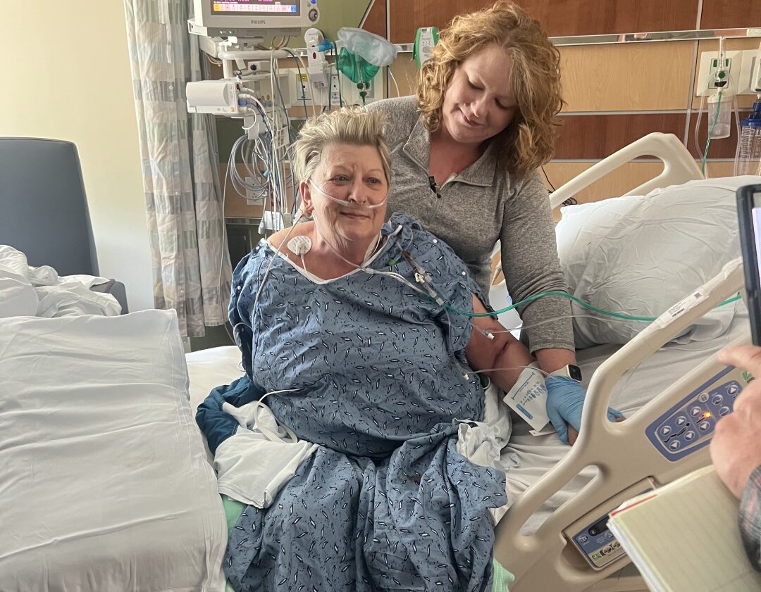 GossipRoomOff's tweet photo. 🚨 Ils ont tout perdu, sauf l’amour. Le 16 mai, une tornade dévastatrice a frappé le Kentucky, causant la mort de 19 personnes. Mais c’est l’histoire de Gail et Paul Cline, un couple dans la soixantaine, qui bouleverse l’Amérique entière.

Pris au piège dans leur maison en ruine, ils ont fait un dernier geste d’amour : s’enlacer aussi fort qu’ils le pouvaient pour survivre.
La violence de la tornade, près de 273 km/h, a arraché les murs autour d’eux. Cramponnés l’un à l’autre, des débris les ont ensevelis.
Résultat : chacun a perdu un bras. Les médecins estiment que c’est leur étreinte qui a causé ces amputations opposées.

Aujourd’hui, Paul est amputé, Gail est encore en état critique. Après plusieurs jours d'hospitalisation, ils se sont enfin retrouvés, souriant à nouveau, leurs premiers mots ont été simples et puissants : "Je t’aime."

Une histoire d’amour et de résilience qui rappelle que, même au cœur du chaos, l’essentiel reste intact. 🙏❤️‍🩹 (via Le Parisien)