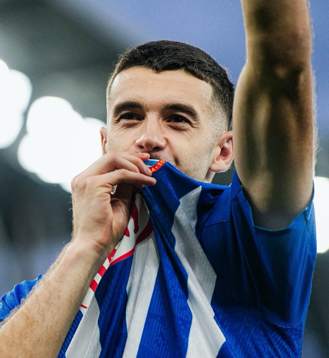 No os enamoréis de los futbolistas. No pongáis sus nombres en vuestras camisetas. No existe ni uno que no mire por su bolsillo. Mercenarios, prostitutas, oportunistas e interesados.

Te deseo lo peor en tu profesión, rata de mierda.

Te esperamos…

#JoanGarcíaMercenario
#rcde