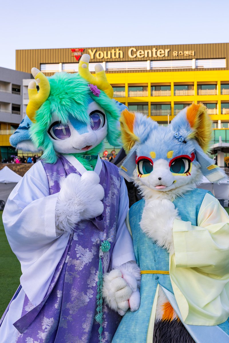 이무랑 한복 입었어 ! 

💛 : <a href="/Ononn_/">On</a> 
📸 : <a href="/jansoreejr/">Ko</a> 
#Fursuit #FursuitEveryday