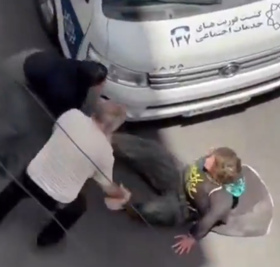 #فوري 
واقعا دلم گرفت از دیدن این عکس یه زن داره اینجوری رو زمین کشیده می‌شه فقط به خاطر چی؟ به خاطر یه تار مو یا یه قانون مسخره؟ این چه عدالتیه که جمهوری اسلامی ازش حرف می‌زنه؟ این چه زندگیه که برای ما زن‌ها ساختن؟ هر روز باید با ترس زندگی کنیم، انگار آزادیمون هیچ ارزشی نداره.