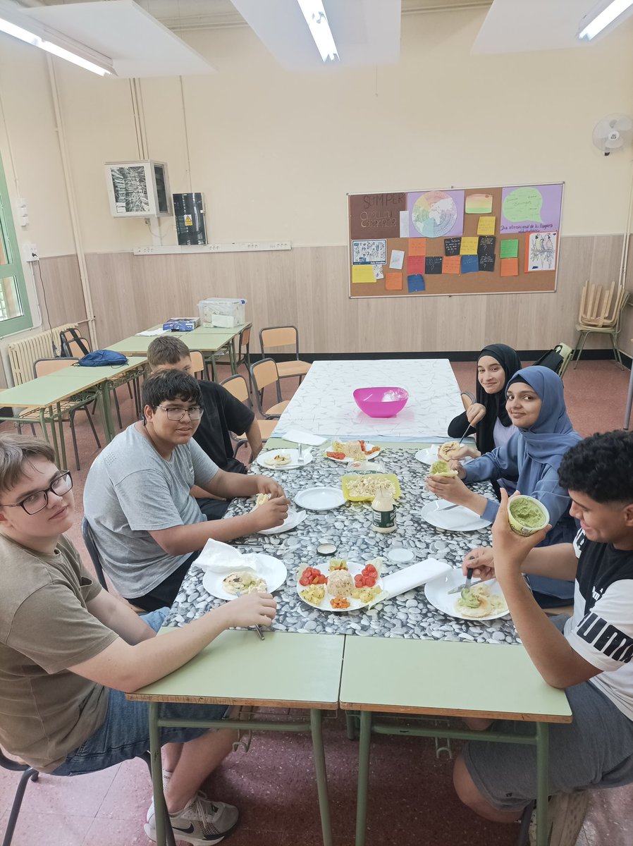 👩‍🍳 Taller de cuina a l'aula d'acollida: hem tastat un plat 🇨🇴 colombià i un plat 🇲🇦 marroquí. Boníssims! 😋🍽️✨