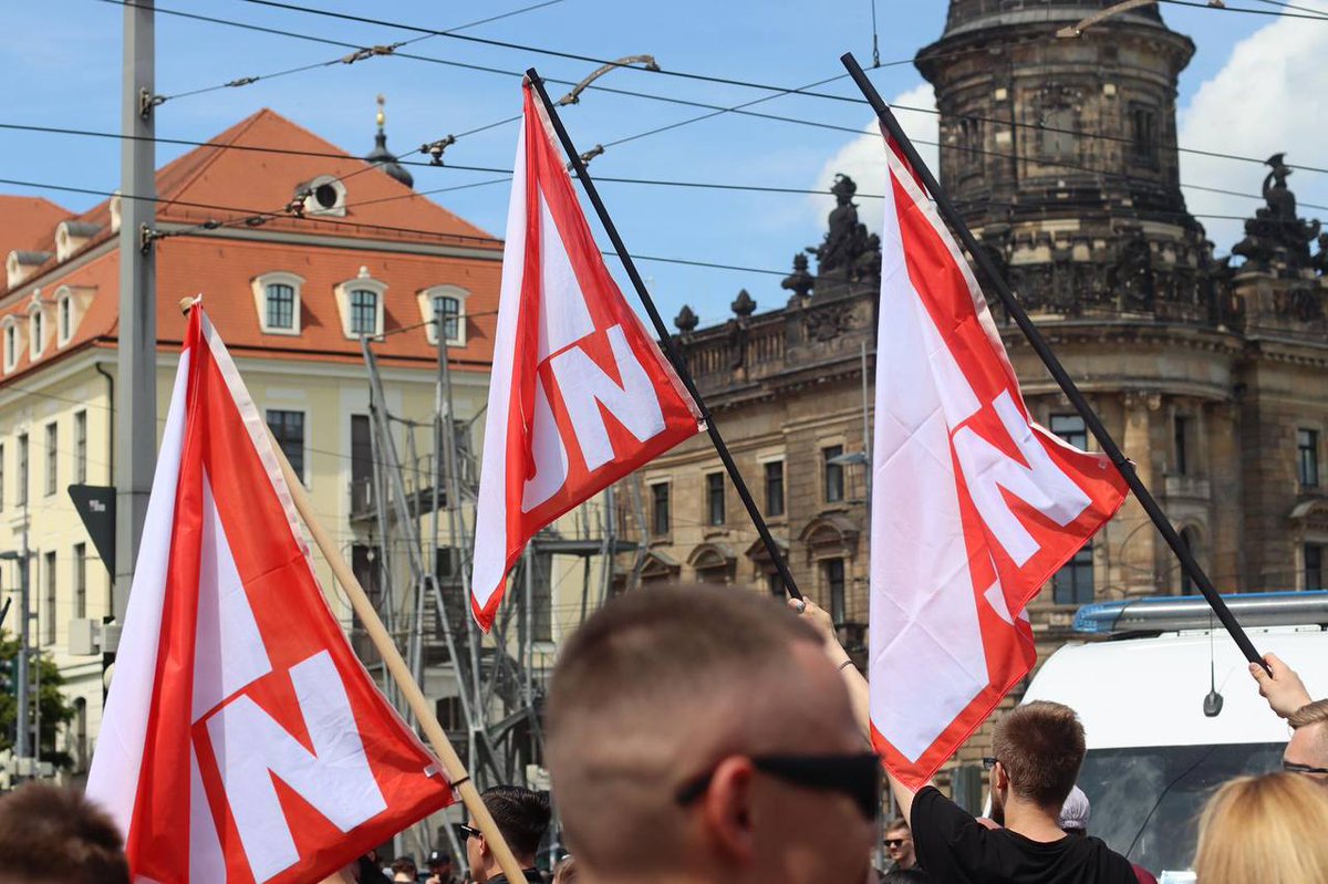 Wir sind gekommen, um zu bleiben – CSD? Nein, danke!

🇩🇪 

Am 31. Mai 2025 setzten wir in Dresden ein unübersehbares Zeichen: Hunderte stolze, deutsche Jugendliche zogen durch die Straßen, um für das traditionelle Familienbild einzustehen. Angeführt wurde der Zug von den Jungen
