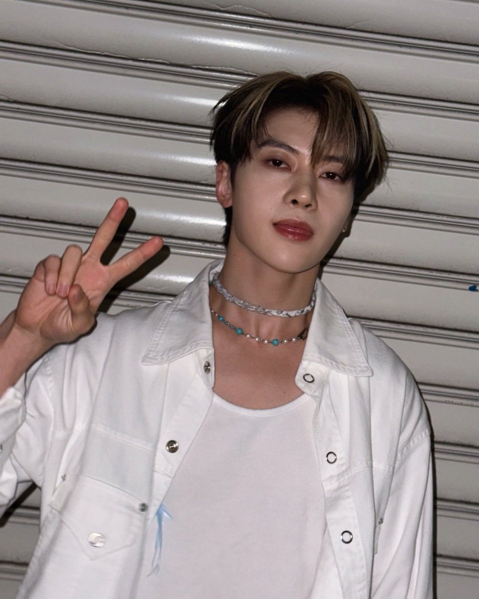 maehttw's tweet image. A little breakdown after the stage finished. Is it too late to come here? Shining like the stars, as pure as the daisy. 💭 Wearing white like no one would challenge me to do better / ˖  ᘞ ˚ ۪